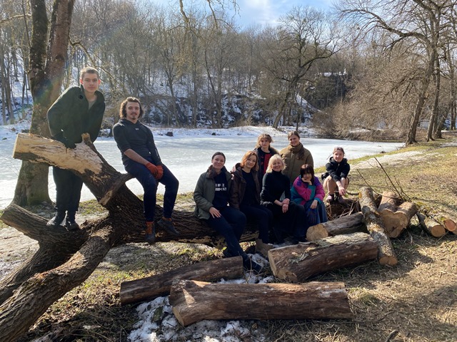 На березі озера після плідної праці